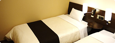 睡眠用シート　セラピュアシート「癒快」のホテル部屋での利用イメージ写真